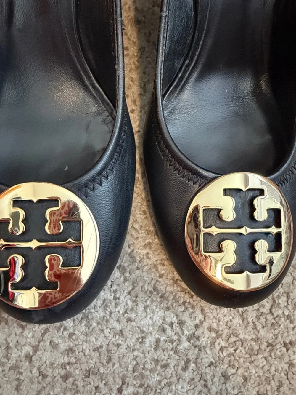 Tory Burch “Sophie” Wedge Heels in Black leather with gold hardware, 8 - Picture 3 of 13